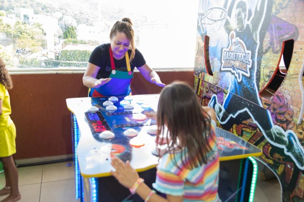 Arcade de corrida memoria no Play Bar.