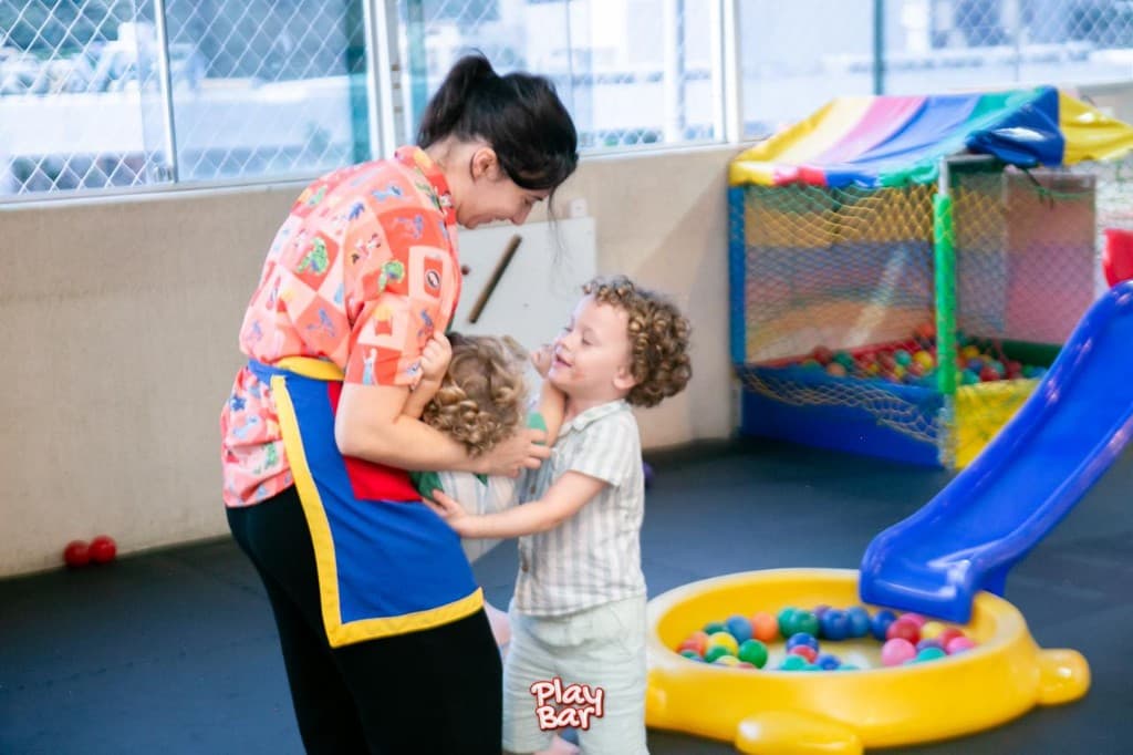 Bebezinho e irmão na área infantil.