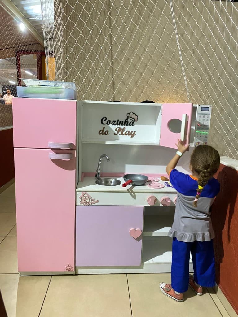 Área de jogos eletrônicos com arcade de corrida Super Mario e jogo de basquete Flash.