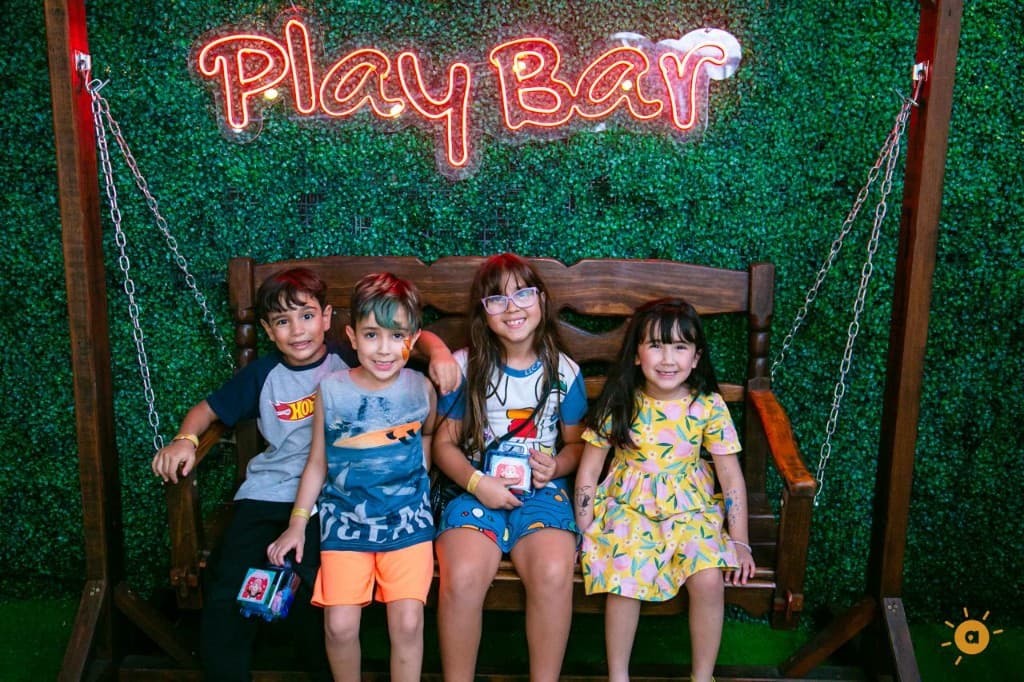 Vista noturna do playground com janelas para a cidade.